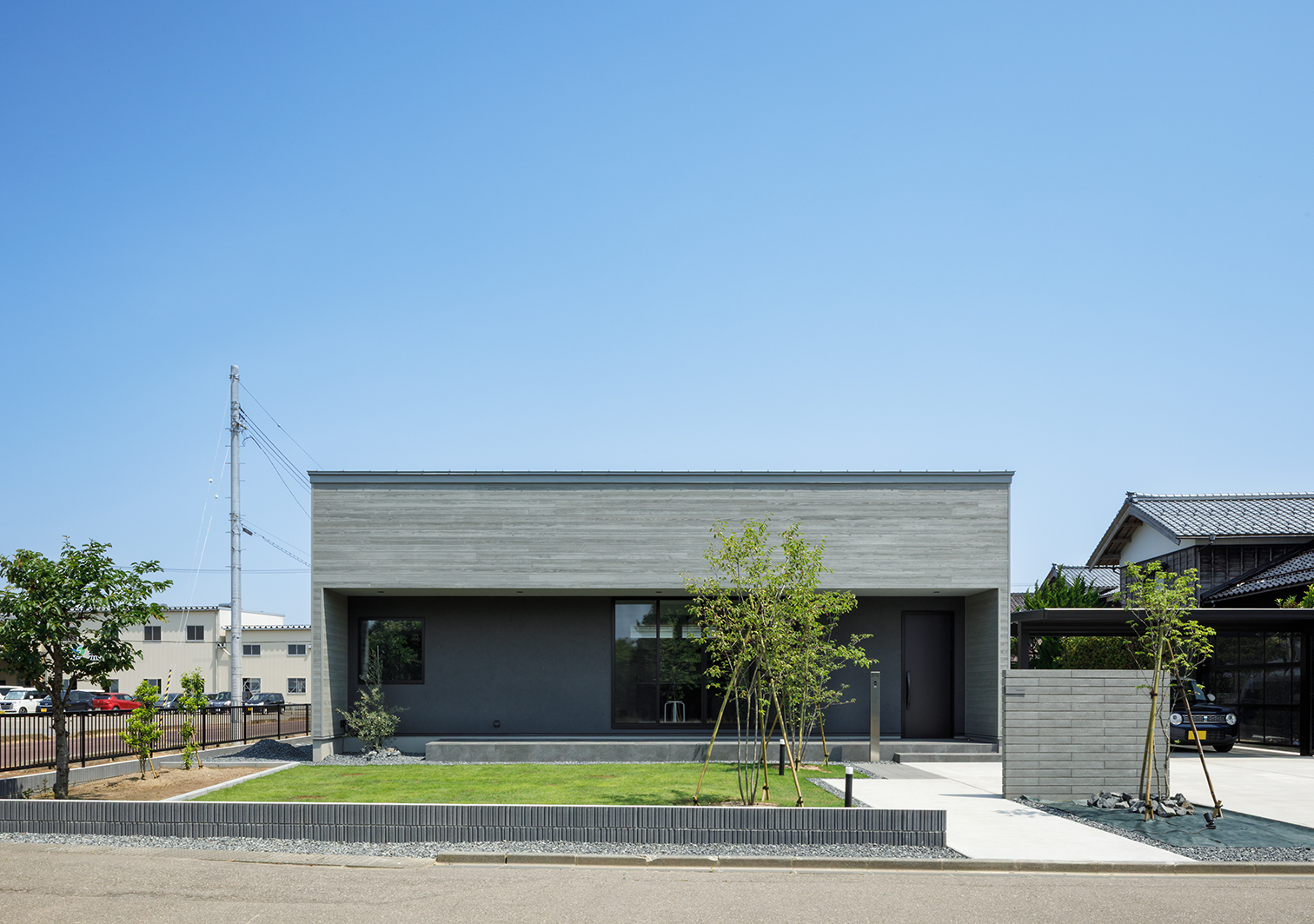 山並みを望む平屋